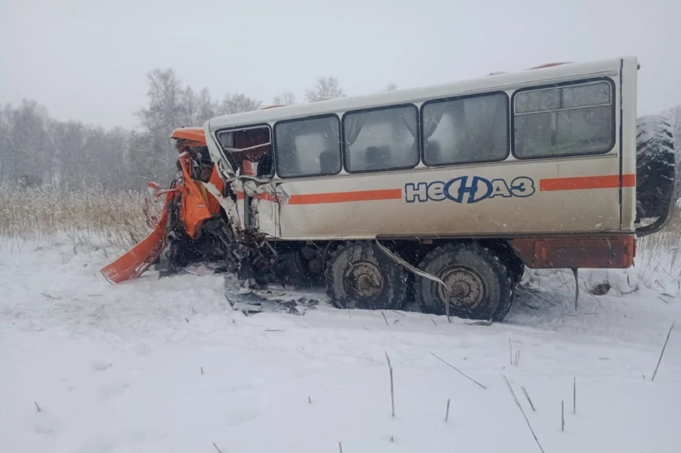 Водитель автобуса погиб. Фото: пресс-служба ГИБДД по НСО.