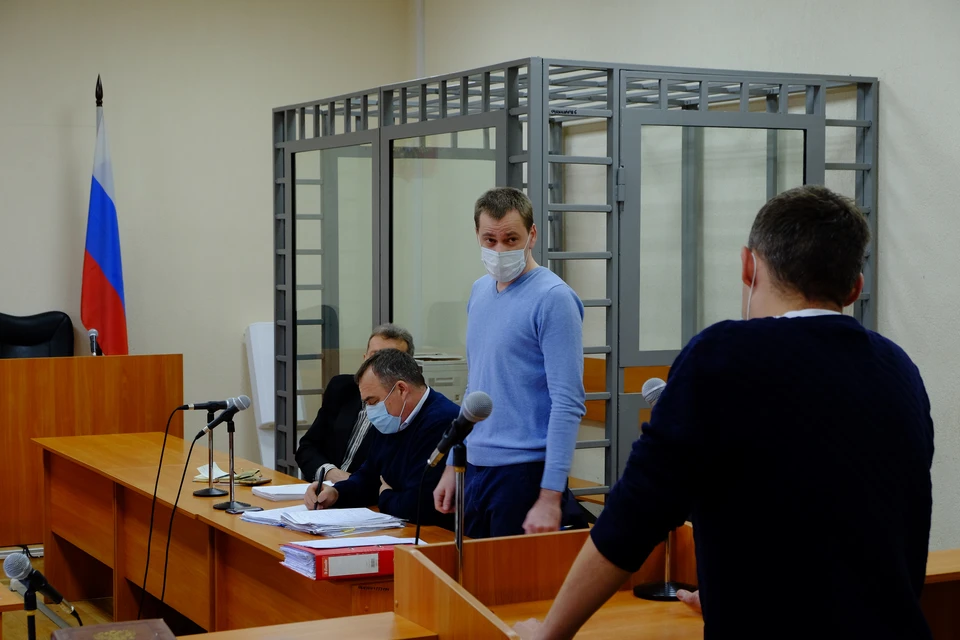 В течение 10 минут вопросы Александру Иванову (cправа) задавал второй подсудимый Николай Плебух (в центре).