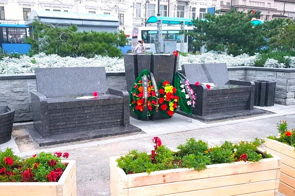 В конце сентября к лавкам, установленным на центральной площади Владивостока, кто-то принес венки. Фото: сайт VL.ru