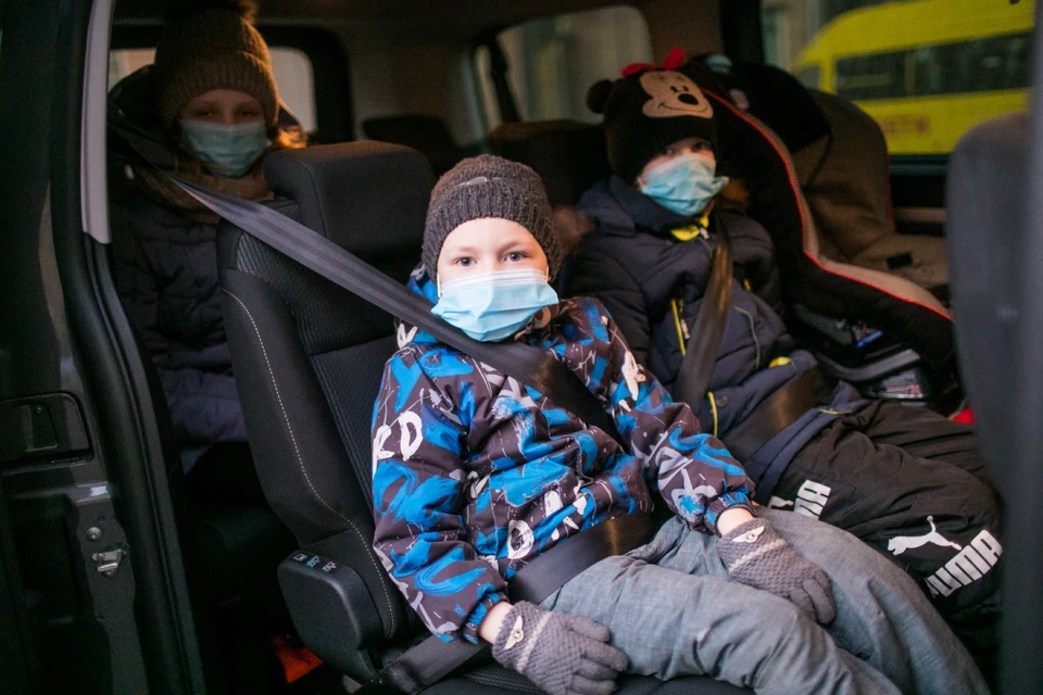 Воспитанникам Центра содействия семейному воспитанию № 8 подарили современный микроавтобус. Фото: Евгений Гурылев.