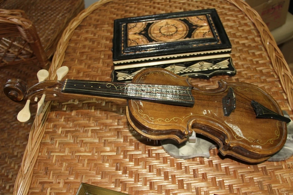 Такую шкатулку не сразу отличишь от настоящего музыкального инструмента. Фото: УФСИН России по Кировской области