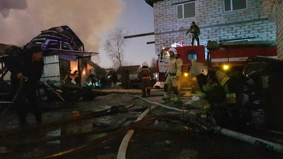 Спасатели во время ликвидации пожара на ул. Красноармейской, 5. Там загорелось здание каркасного типа, где хранились запчасти. Фото: Пресс-служба ГУ МЧС России по Удмуртии