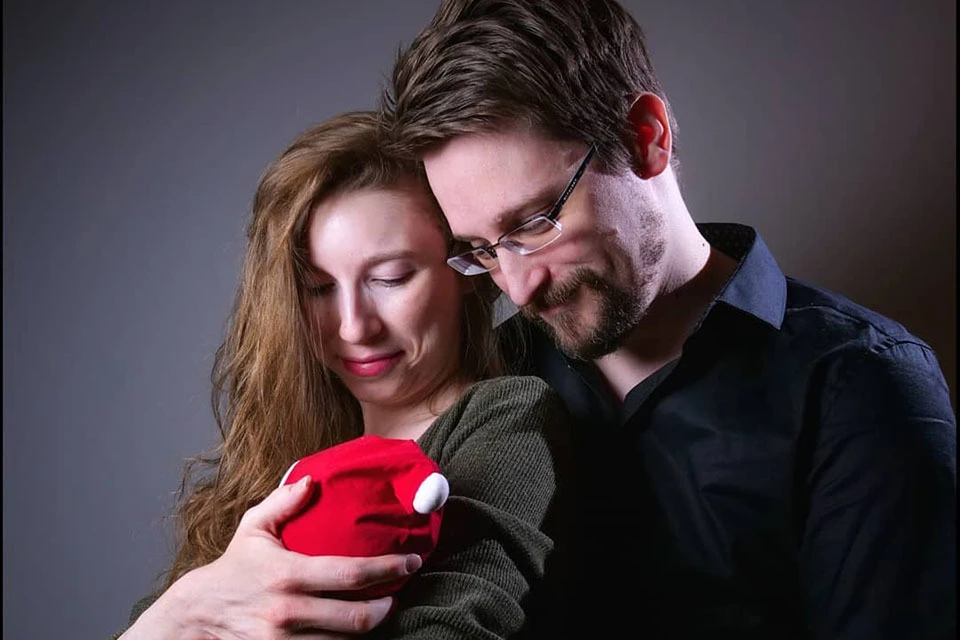 У Эдварда Сноудена и его жены Линдси Миллс родился первенец. В одном из московских роддомов жена Сноудена произвела на свет первенца.