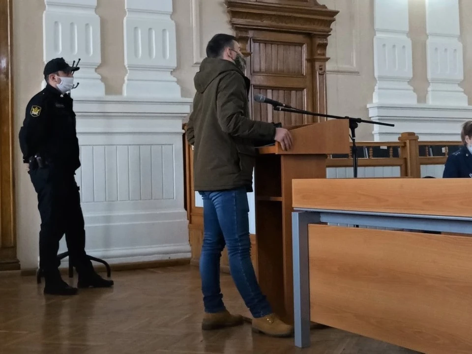 Полицейский Максим Пименов закрыл собой судью и тем самым спас ее от взрыва гранаты