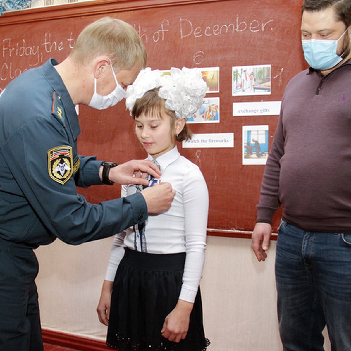 Вывела из огня сестру и братьев: 11-летнюю школьницу из Енакиево Анастасию  Минакову наградили медалью «За спасение жизни» - KP.RU