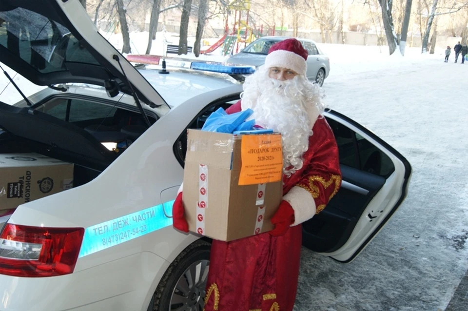 Дарить радость детям полицейскому Деду Морозу приятнее всего.