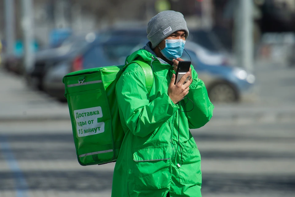 Курьеры были рады любому заработку и приносили мужчине крепкие напитки из ближайшего магазина