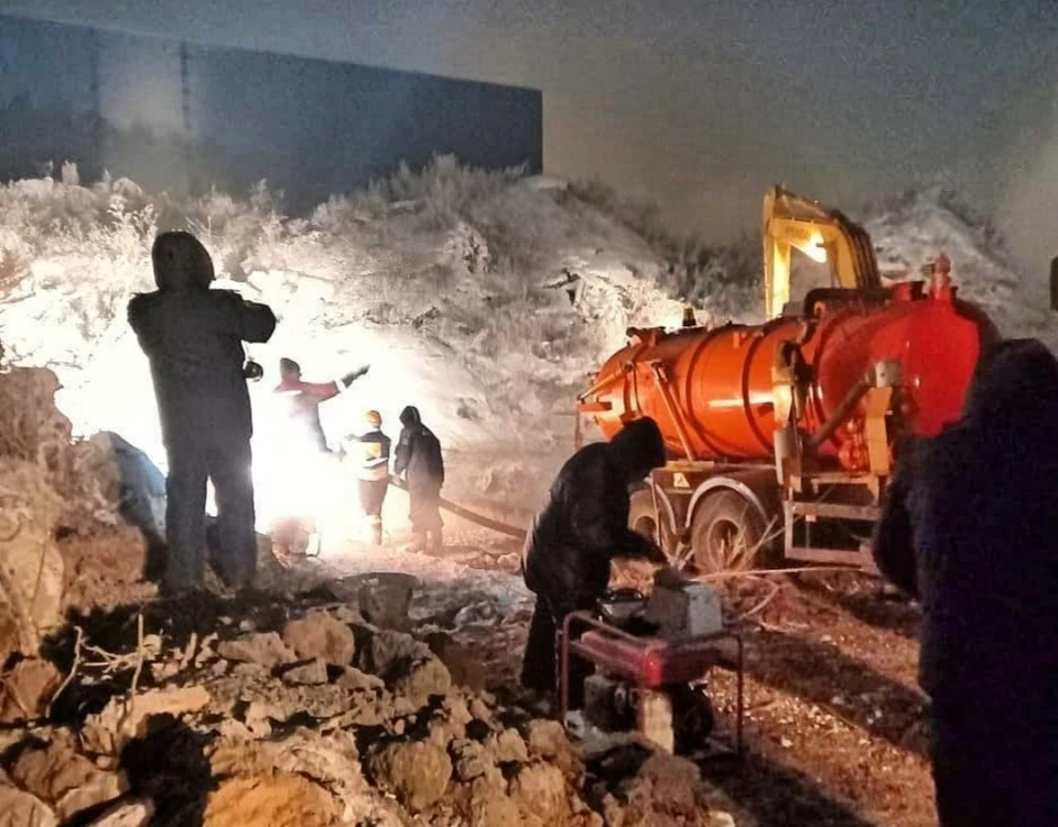 Продолжается ликвидация коммунальной аварии, оставившей без воды дома в Красноярске. Фото: КрасКом.
