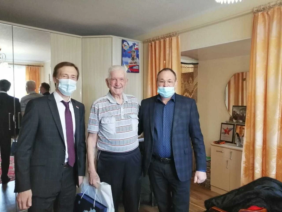 Самарские единороссы с подарками навещают ветеранов