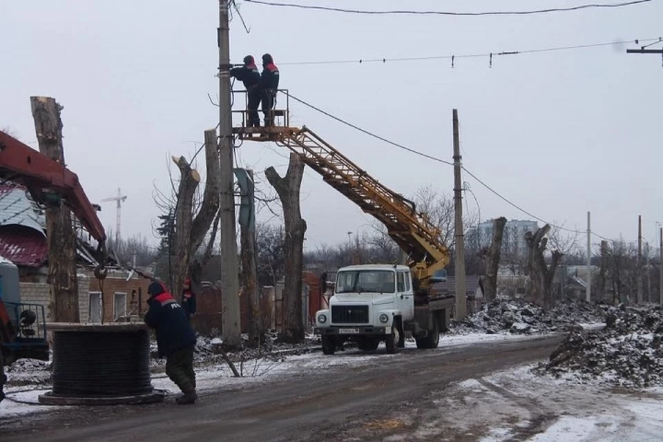 Энергетики Республики часто работают в непростых ситуациях. Нередко во время обстрелов ремонтные бригады выезжали на место аварий, чтобы вернуть в дома людей электричество