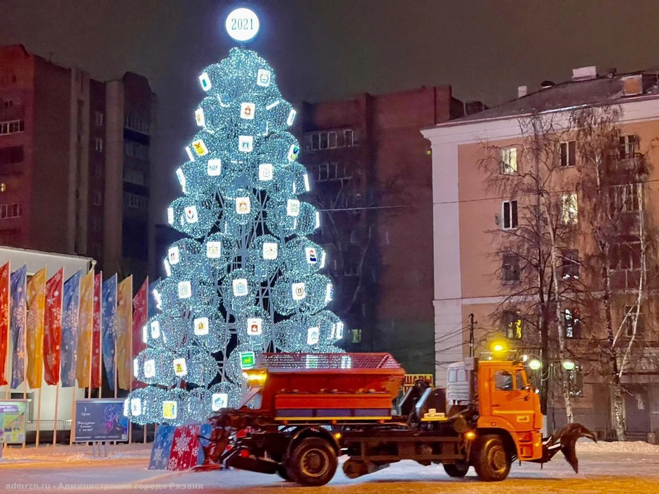Коммунальщики отчищают Рязань от снега и льда.