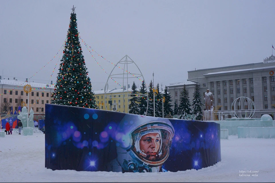 На Театральной площади можно и на коньках покататься, и с горок. Фото: Людмила КАЛИНИНА