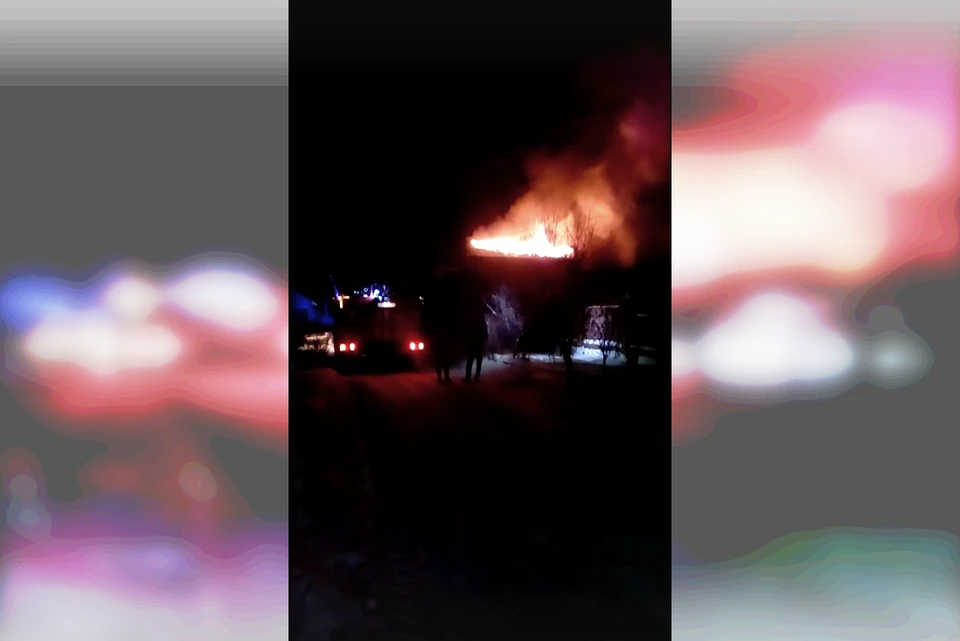 Под Копейском загорелся двухэтажный жилой дом. Фото: кадр из видео Подслушано Копейск/vk.com