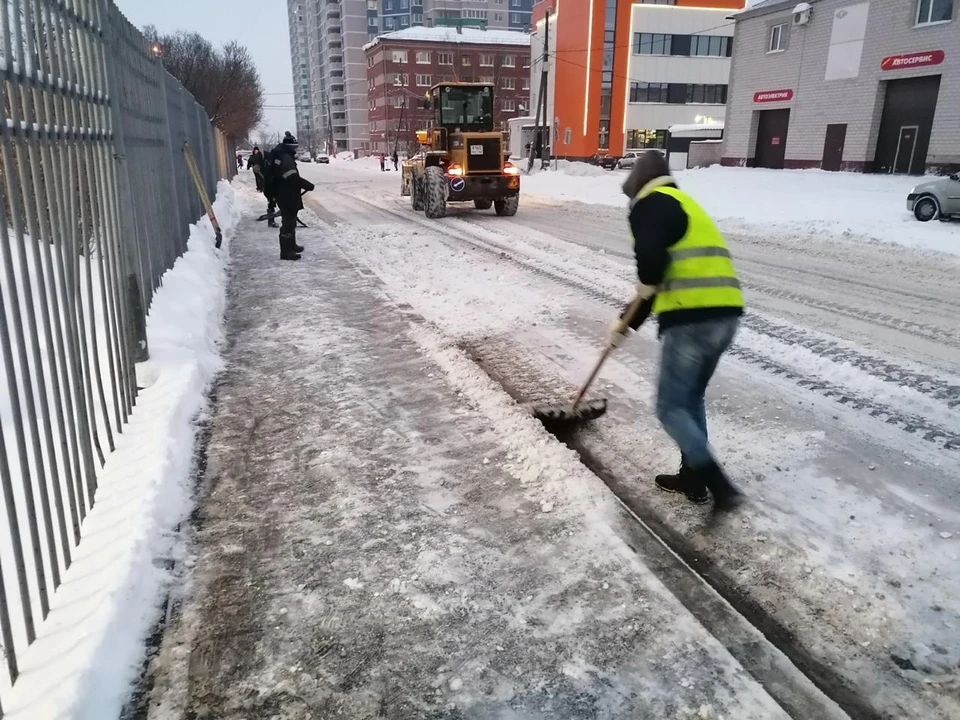 Для ликвидации последствий снегопада в Ижевске на улицы вышли 136 единиц техники Фото: из группы «Благоустройство г. Ижевск» в социальных сетях