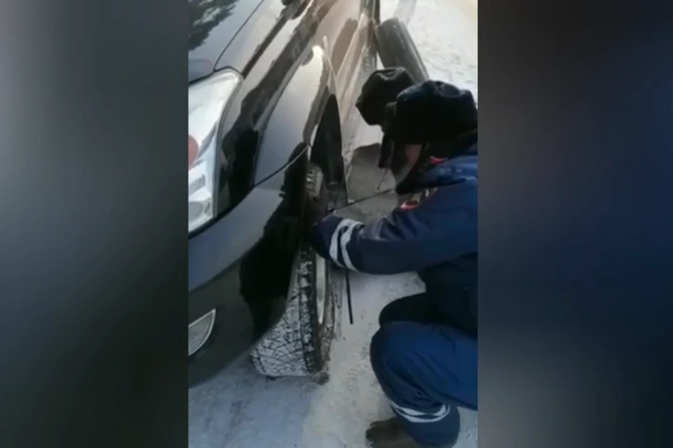 Сотрудники ГИБДД помогли девушке заменить колесо у машины в Ангарске