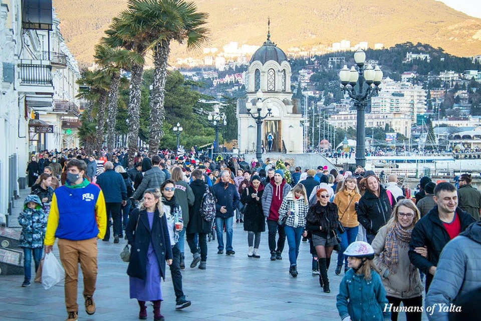 Теплый январь привлек в Крым сотни туристов. Фото: Андрей Бурдейный