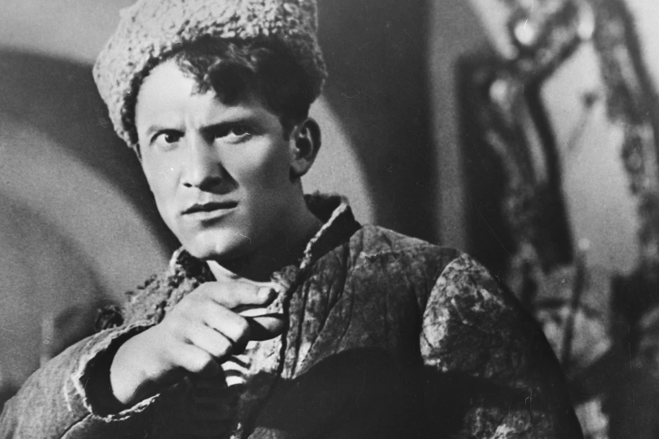 Николай Крючков в фильме 1938 года «Человек с ружьем»
