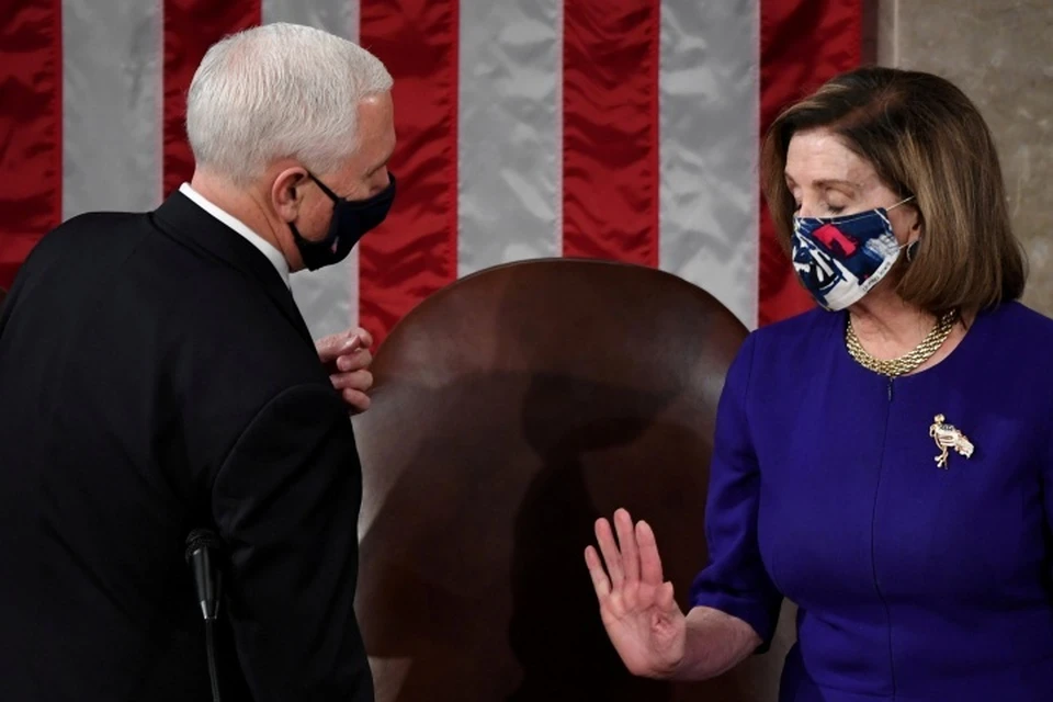 Спикер Палаты представителей конгресса США Нэнси Пелоси (справа) потребовала очистить Капитолий от протестующих