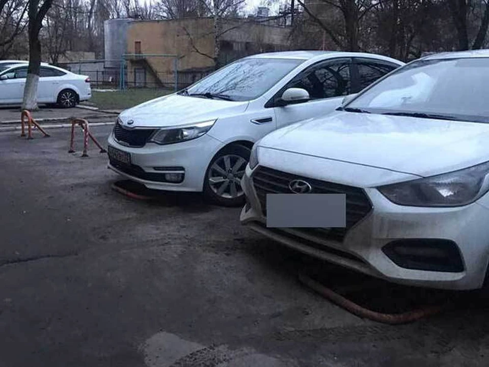 На парковочных местах установили специальные барьеры. Фото: "Брянская улица".
