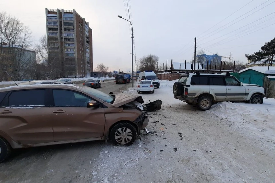 Семья с маленьким ребенком пострадала в аварии с джипом. Фото: ГИБДД по Новосибирску