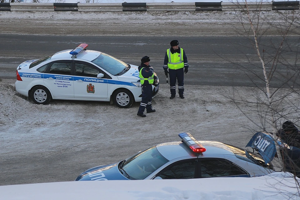 Полицейские помогли замерзающему водителю и его жене