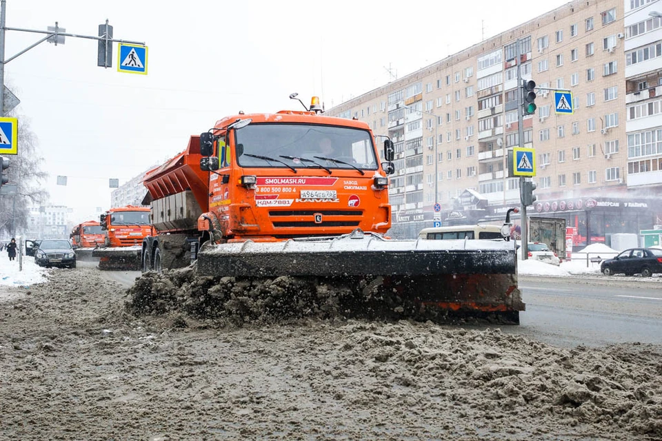 Припаркованные автомобили препятствуют эффективной уборке последствий снегопада