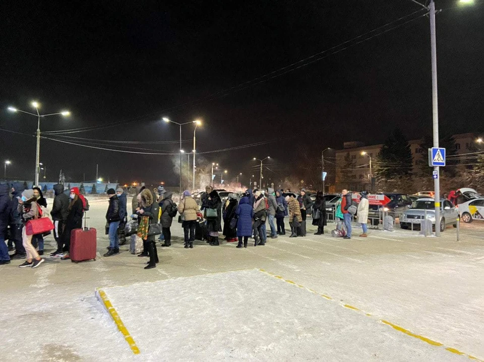 В такой очереди пришлось стоять пассажирам аэропорта. Фото: «Инцидент Омск»