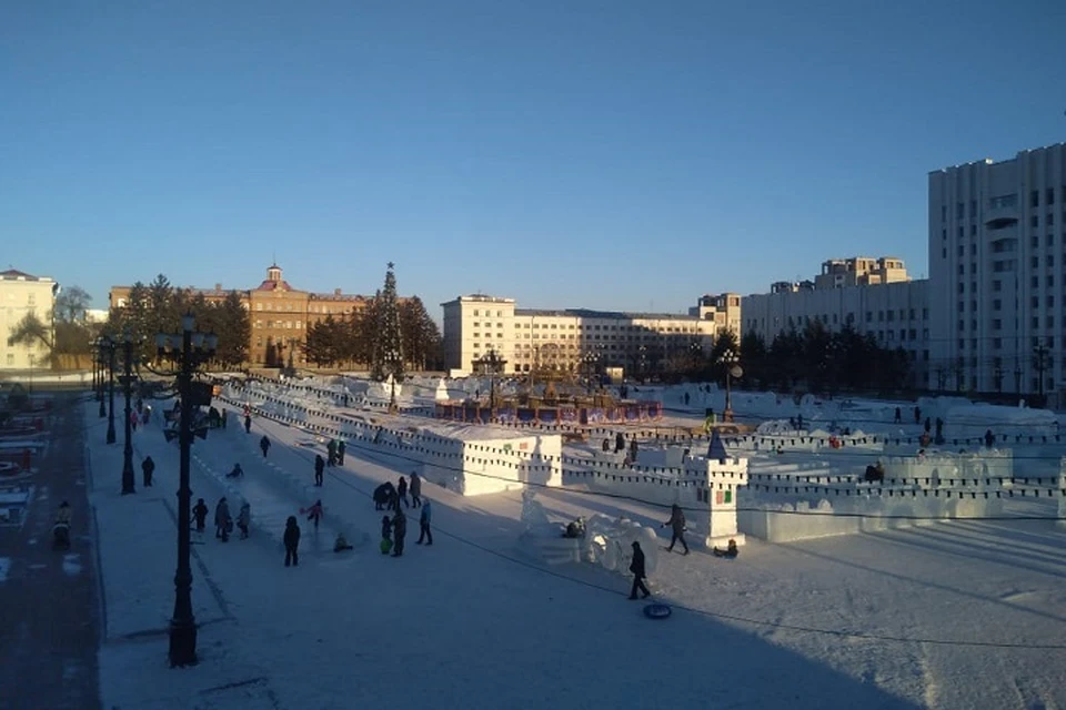 Несмотря на морозы, новогодние городки полны гостей - дети катаются с горок, а взрослые фотографируются