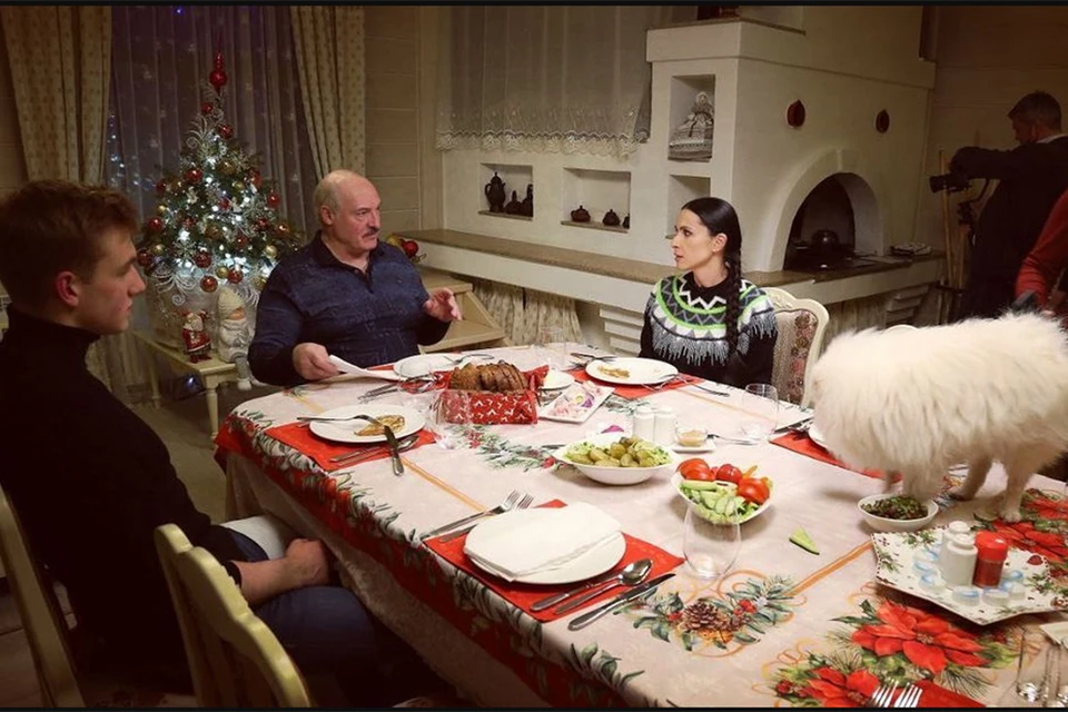 Российская журналистка выложила фото ужина со старшим и младшим Лукашенко и их собакой. Фото: instagram.com/nailya_askerzade/