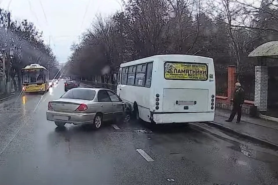 Автобус с пассажирами в Симферополе попал в аварию. Фото: скрин из видео