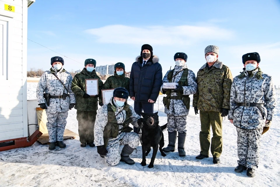 Глава региона сфотографировался с сотрудниками пограничной службы на память. Фото: amurobl.ru