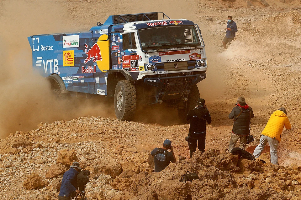 "Камаз" проносится по пустынным дорогам Саудовской Аравии во время этапа ралли "Дакар".