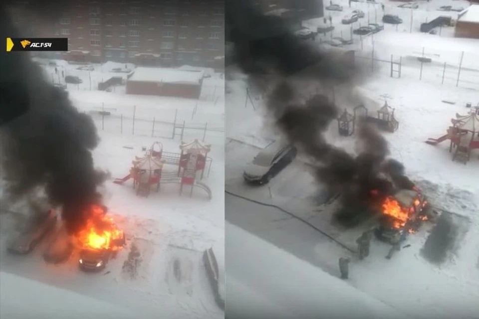 В Новосибирске во дворе дома загорелся автомобиль. Фото: Кадр из видео