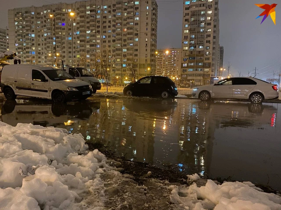 По словам жителей, канализация здесь давно бьет ключом.