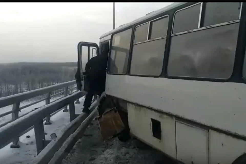 Движение транспорта около Борского моста восстановлено после ДТП.