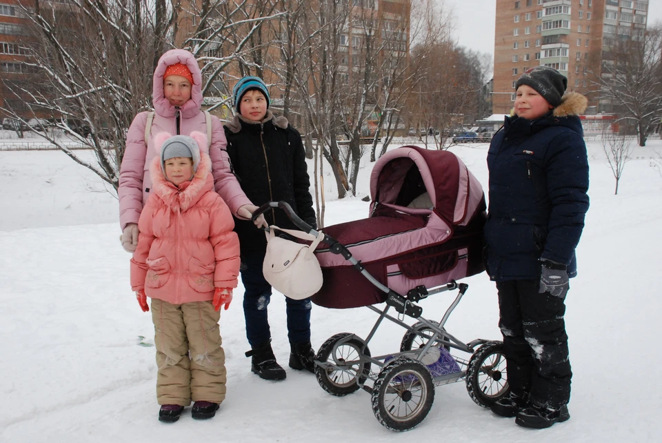 Елена Бережная и ее четверо детей стараются не пропускать новогодние елки в Театре кукол.
