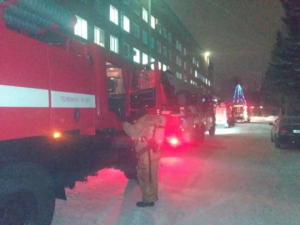 Сообщение о пожаре в больнице поступило к спасателям около 21:00. Фото: пресс-службе ГУ МЧС по Омской области