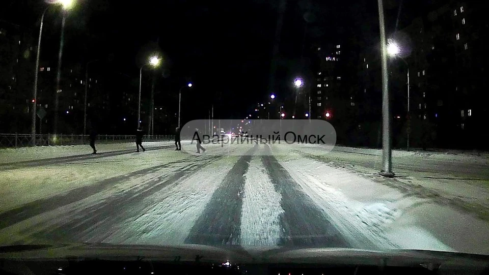 Пешеходы на Левобережье продолжают перебегать дорогу там, где был старый пешеходный переход.