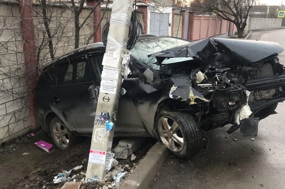 В Симферополе Mercedes разбил иномарку и снес электроопору. Фото: Автопартнер Крым Севастополь ДТП / ВКонтакте