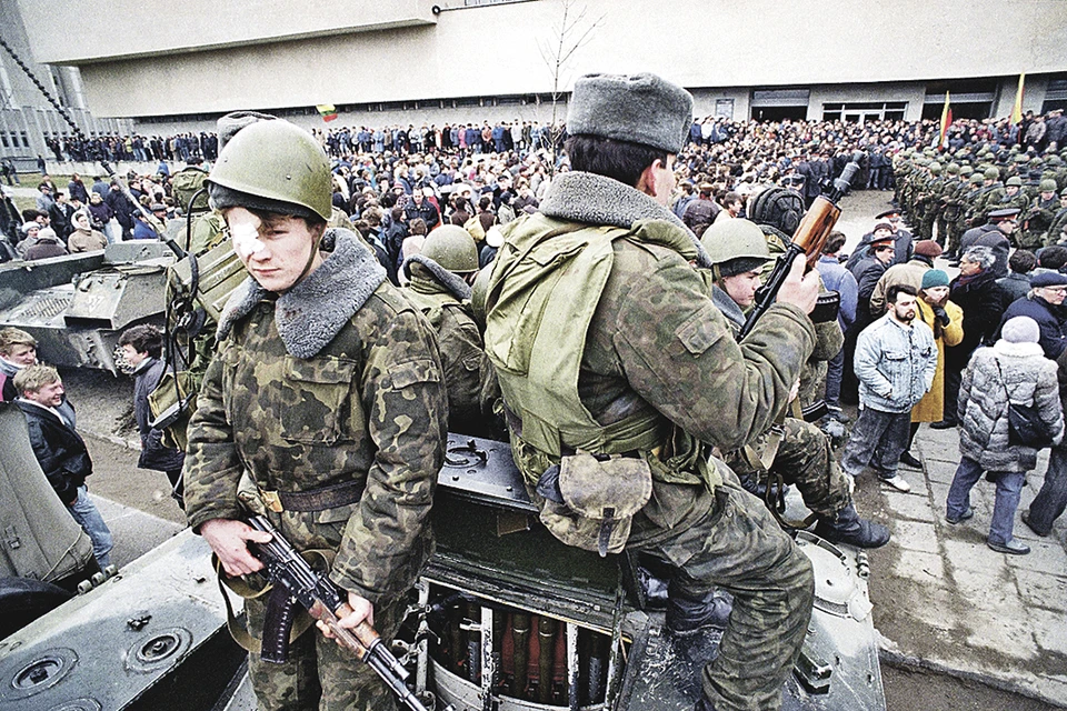 Январь 1991-го. Эти советские солдаты, взяв под охрану телецентр в Вильнюсе, не могли представить, что к декабрю СССР уже развалится. А позже и их самих обвинят в расстреле толпы у телецентра. Фото: Alexander Zemlianchenko/AP Photo/East News