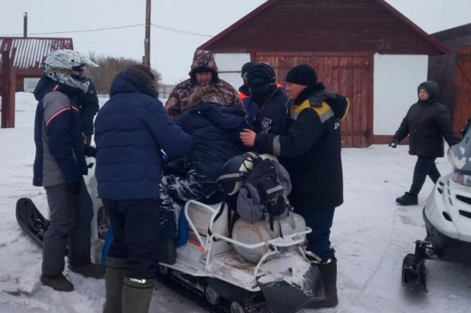 Передвигался мужчина с трудом, его помогли усадить, утеплили спальным мешком и поехали в деревню