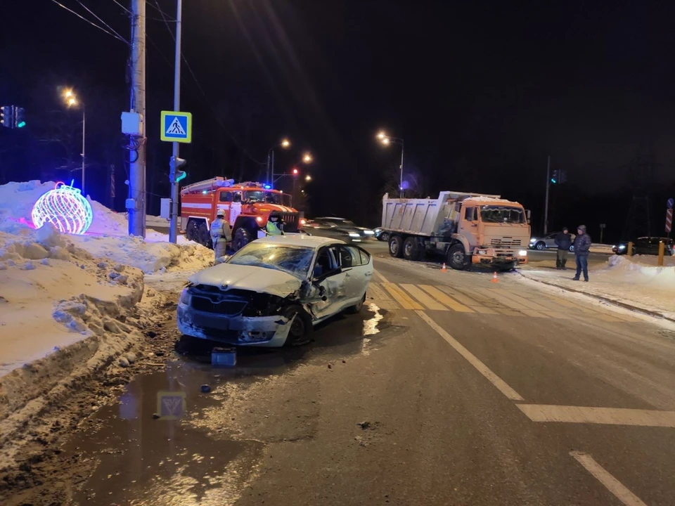 В Самаре Skoda столкнулась с "КамАЗом". Фото - соцсети