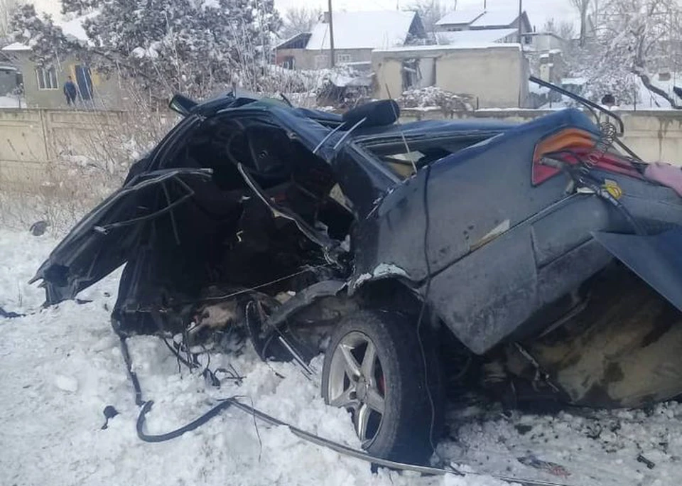 Авария, унесшая жизни двух человек, произошла в Токмоке.