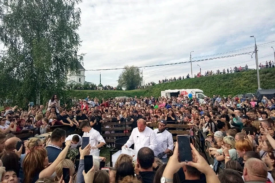 В конце августа 2019 года Ивлев (в центре без кепки) приезжал в Тверь на гастрофест и устроил тут пир солянки.