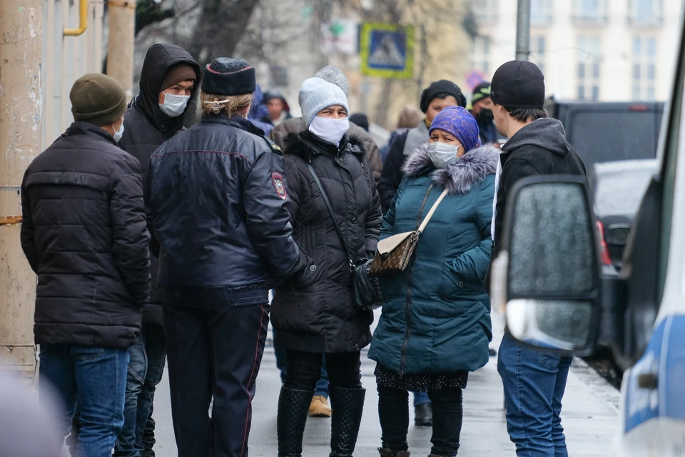 Гастарбайтеры отдавали документы и деньги курьеру, а обратно курьер уже привозил нужные бумаги.