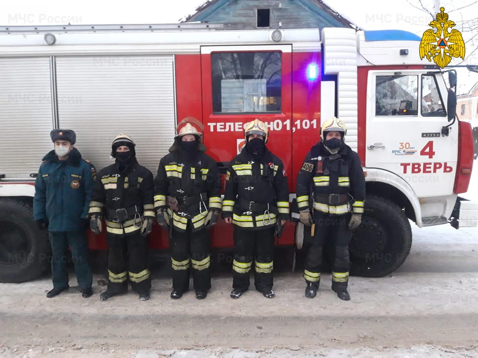 Пожарные спасли из гоящего дома хозяйку и ее питомцев Фото: ГУ МЧС России по Тверской области