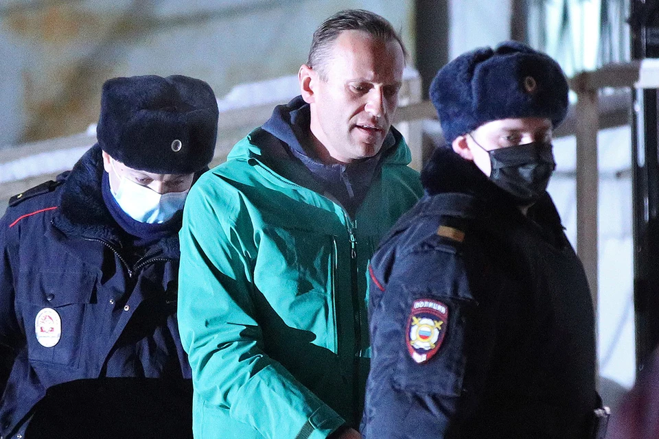Полицейские сопровождают Алексея Навального у здания суда в Химках.