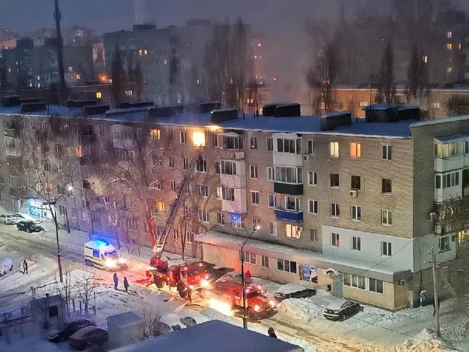 Пожар в пятиэтажке в Зеленом переулке Энгельса. Фото из соцсетей