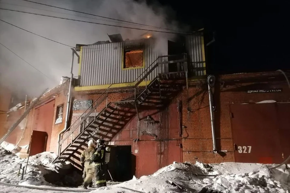 Люди, погибшие в страшном пожаре, жили в строении над гаражом. Фото: ГУ МЧС по НСО