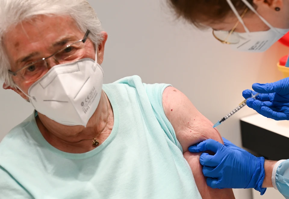 Вакцинация пенсионерки препаратом от Pfizer в Германии.